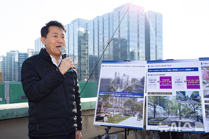 [서울=뉴시스] 황준선 기자 = 오세훈 서울시장이 11일 오후 서울 금천구 G밸리G밸리 국가산업단지 내 특별계획구역 민간개발부지인 교학사 부지를 방문해 핵심 매시지를 발표하고 있다. 서울시는 교학사 부지에 지하 4층~지상 24층 규모의 주거·업무·전시장·갤러리·체육시설·공공도서관과 녹지공간이 결합된 복합시설 조성 계획을 발표했다. 2025.12.11. hwang@newsis.com