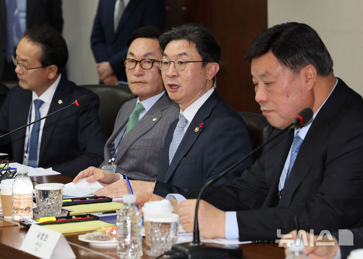 [서울=뉴시스] 배훈식 기자 = 이억원 금융위원장이 11일 오후 서울 영등포구 산업은행에서 열린 국민성장펀드 1차 전략위원회 회의에서 발언하고 있다. 2025.12.11. dahora83@newsis.com