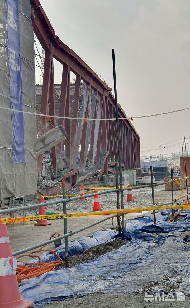 [광주=뉴시스] 이현행 기자 = 11일 오후 광주 서구 치평동 광주대표도서관 건설 현장에서 콘크리트 타설 작업 중 구조물 붕괴 사고가 나 소방 당국이 매몰된 것으로 추정되는 작업자 4명을 구조 중이다. 2025.12.11. lhh@newsis.com