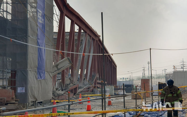 [광주=뉴시스] 이현행 기자 = 11일 오후 광주 서구 치평동 광주대표도서관 건설 현장에서 콘크리트 타설 작업 중 구조물 붕괴 사고가 나 소방 당국이 매몰된 것으로 추정되는 작업자 4명을 구조 중이다. 2025.12.11. lhh@newsis.com