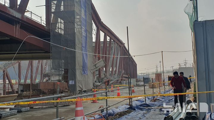 [광주=뉴시스] 이현행 기자 = 11일 오후 광주 서구 치평동 광주대표도서관 건설 현장에서 콘크리트 타설 작업 중 구조물 붕괴 사고가 나 소방 당국이 매몰된 것으로 추정되는 작업자 4명을 구조 중이다. 2025.12.11. lhh@newsis.com