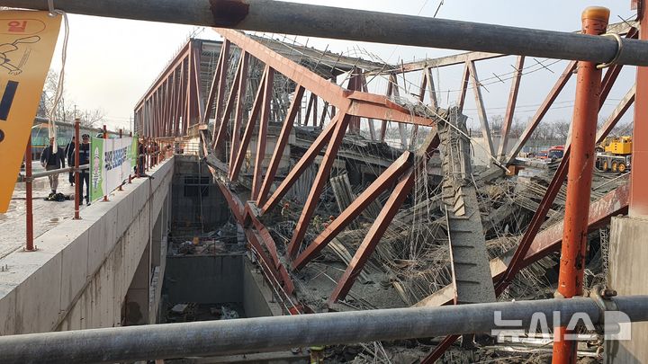 [광주=뉴시스] 이현행 기자 = 11일 오후 광주 서구 치평동 광주대표도서관 건설 현장에서 콘크리트 타설 작업 중 구조물 붕괴 사고가 나 소방 당국이 매몰된 것으로 추정되는 작업자 4명을 구조 중이다. 2025.12.11. lhh@newsis.com