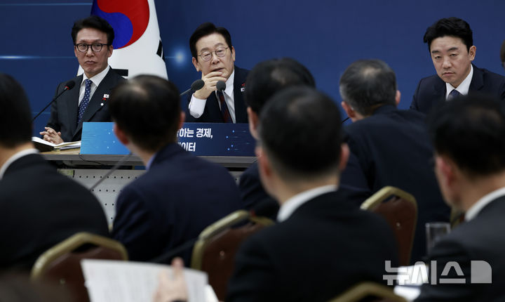 [세종=뉴시스] 최동준 기자 = 이재명 대통령이 11일 세종시 정부세종컨벤션센터에서 열린 '2026년 대도약하는 경제, 신뢰받는 데이터' 기획재정부(국세청·관세청·조달청)-국가데이터처 업무보고에서 발언하고 있다. 2025.12.11. photocdj@newsis.com