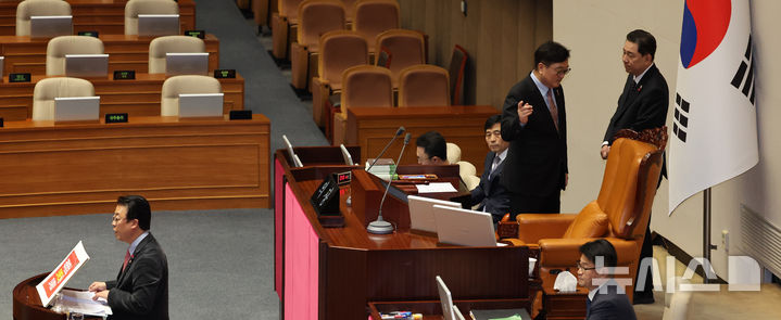 [서울=뉴시스] 김금보 기자 = 김병기 더불어민주당 원내대표가 11일 서울 여의도 국회에서 열린 제430회국회(임시회) 제1차 본회의에서 곽규택 국민의힘 의원의 형사소송법 일부개정법률안(대안)에 대한 무제한토론 때 우원식 국회의장에게 다가가 상의하고 있다. 2025.12.11. kgb@newsis.com