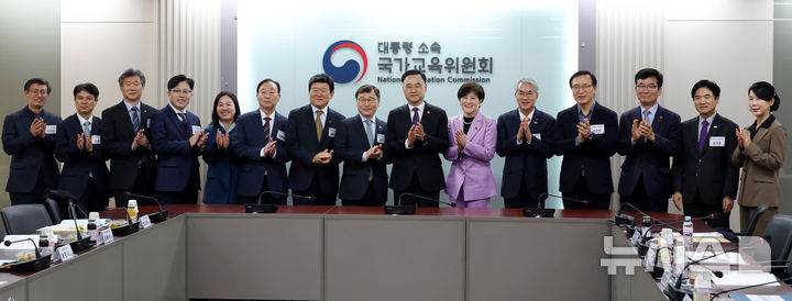 [서울=뉴시스] 추상철 기자 = 차정인(왼쪽 아홉번째부터) 국가교육위원회 위원장이 11일 오후 서울 종로구 정부서울청사에서 열린 고교학점제 관련 시도교육감 간담회에서 강은희 전국시도교육감협의회 회장 등 전국 시도교육감과 기념촬영을 하고 있다. 2025.12.11. scchoo@newsis.com