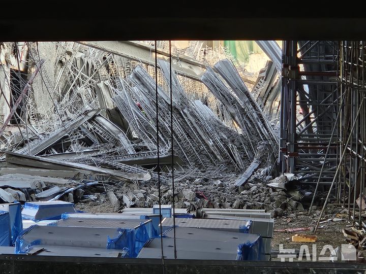 [광주=뉴시스] 이영주 기자 = 11일 오후 광주 서구 치평동 광주대표도서관 건설 현장에서 콘크리트 타설 작업 중 구조물 붕괴 사고가 발생해 소방 당국이 잔해물에 매몰된 것으로 추정되는 작업자 4명을 구조 중이다. 현재까지 1명이 심정지 상태로 구조됐다. 2025.12.11. leeyj2578@newsis.com