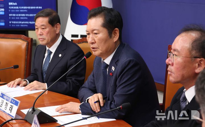 [서울=뉴시스] 조성봉 기자 = 정청래 더불어민주당 대표가 11일 오후 서울 여의도 국회에서 열린 소상공인 민생현안 청취 간담회에서 발언을 하고 있다. 2025.12.11. suncho21@newsis.com