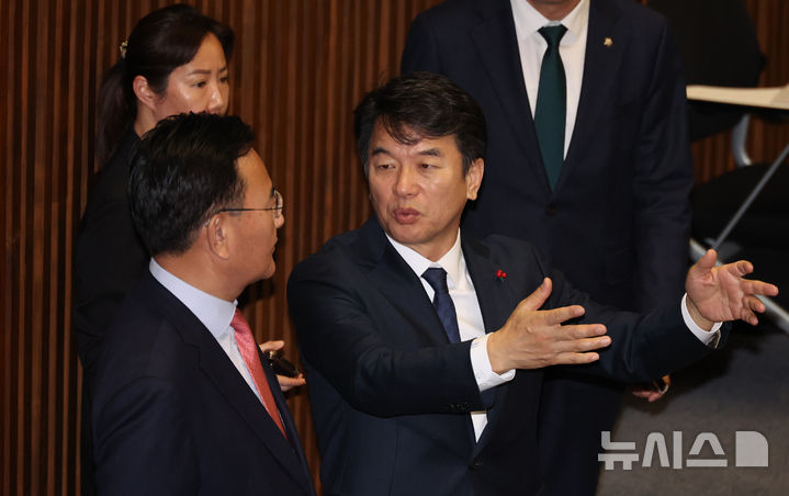 [서울=뉴시스] 김금보 기자 = 문진석 더불어민주당 원내운영수석부대표가 11일 서울 여의도 국회에서 열린 제430회국회(임시회) 제1차 본회의 무제한토론 때 유상범 국민의힘 원내운영수석부대표에게 다가가 논의하고 있다. 2025.12.11. kgb@newsis.com