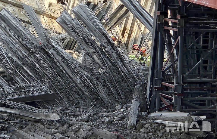 [광주=뉴시스] 이영주 기자 = 11일 오후 광주 서구 치평동 광주대표도서관 건설 현장에서 콘크리트 타설 작업 중 구조물 붕괴 사고가 발생해 소방 당국이 잔해물에 매몰된 것으로 추정되는 작업자 4명을 구조 중이다. 현재까지 1명이 심정지 상태로 구조됐다. 2025.12.11. leeyj2578@newsis.com