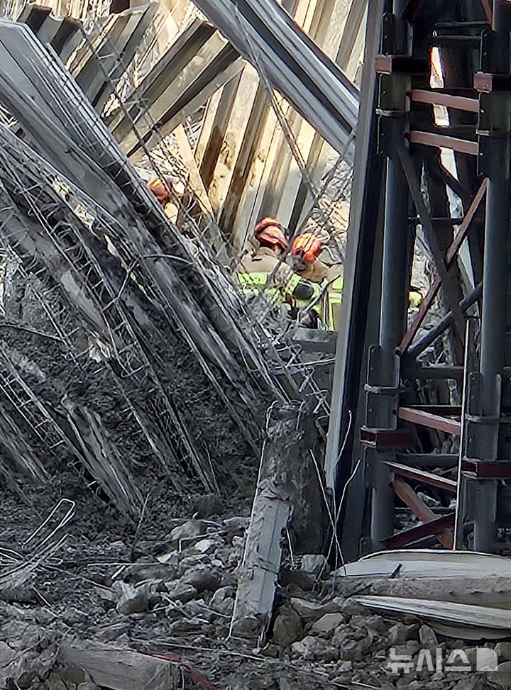 [광주=뉴시스] 이영주 기자 = 11일 오후 광주 서구 치평동 광주대표도서관 건설 현장에서 콘크리트 타설 작업 중 구조물 붕괴 사고가 발생해 소방 당국이 잔해물에 매몰된 것으로 추정되는 작업자 4명을 구조 중이다. 현재까지 1명이 심정지 상태로 구조됐다. 2025.12.11. leeyj2578@newsis.com