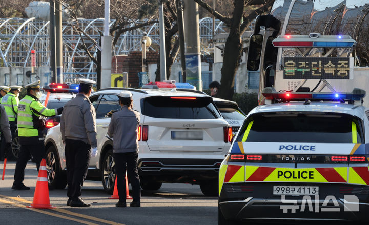 [인천=뉴시스] 전진환 기자 = 11일 오후 인천 중구 월미도 인근 도로에서 중부경찰서 교통안전계 소속 경찰이 연말연시 불시 음주운전 단속을 하고 있다. 2025.12.11. amin2@newsis.com