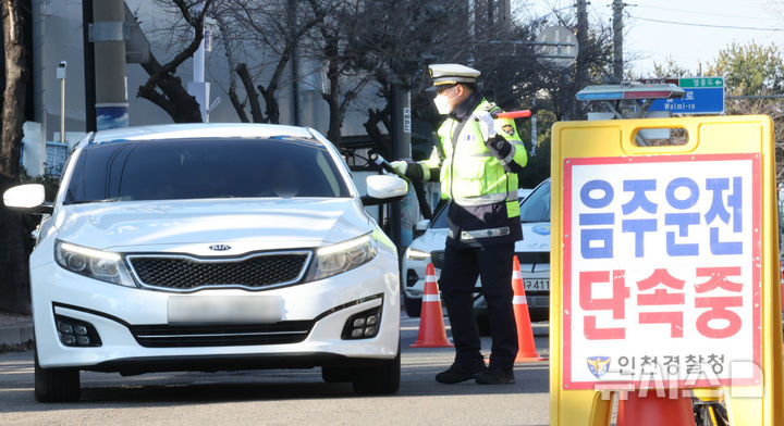 [인천=뉴시스] 전진환 기자 = 11일 오후 인천 중구 월미도 인근 도로에서 중부경찰서 교통안전계 소속 경찰이 연말연시 불시 음주운전 단속을 하고 있다. 2025.12.11. amin2@newsis.com