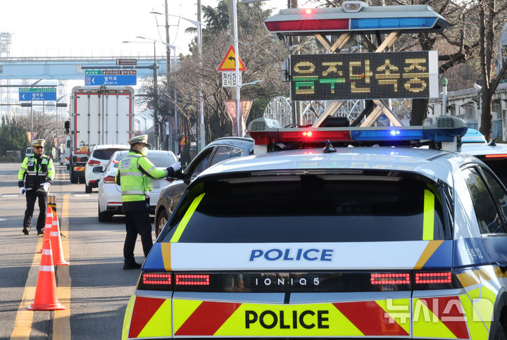 [인천=뉴시스] 전진환 기자 = 11일 오후 인천 중구 월미도 인근 도로에서 중부경찰서 교통안전계 소속 경찰이 연말연시 불시 음주운전 단속을 하고 있다. 2025.12.11. amin2@newsis.com