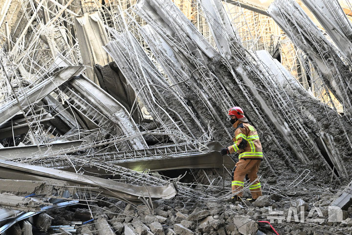 [광주=뉴시스] 이영주 기자 = 소방 당국이 11일 오후 광주 서구 치평동 광주대표도서관 건설 도중 난 콘크리트 타설 작업 중 구조물 붕괴 사고 현장에서 잔해물에 매몰된 것으로 추정되는 작업자들을 수색 구조하고 있다. 2025.12.11. leeyj2578@newsis.com