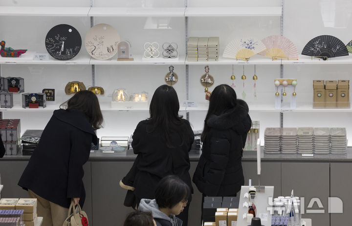 [서울=뉴시스] 김근수 기자 = 국립중앙박물관이 올해 연간 관람객 600만 명을 돌파한 11일 서울 용산구 국립중앙박물관에서 관람객들이 기념품샵을 둘러보고 있다. 2025.12.11. ks@newsis.com