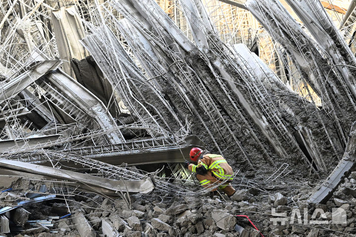 [광주=뉴시스] 이영주 기자 = 소방 당국이 11일 오후 광주 서구 치평동 광주대표도서관 건설 도중 난 콘크리트 타설 작업 중 구조물 붕괴 사고 현장에서 잔해물에 매몰된 것으로 추정되는 작업자들을 수색 구조하고 있다. 2025.12.11. leeyj2578@newsis.com