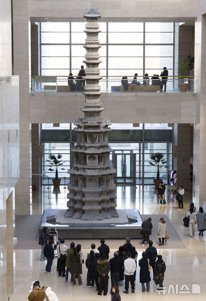 [서울=뉴시스] 김근수 기자 = 국립중앙박물관이 올해 연간 관람객 600만 명을 돌파한 11일 서울 용산구 국립중앙박물관에서 관람객들이 전시장을 둘러보고 있다. 2025.12.11. ks@newsis.com