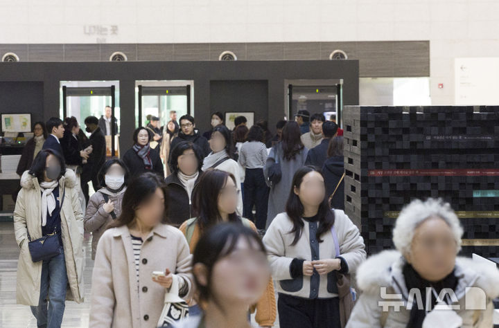 [서울=뉴시스] 김근수 기자 = 국립중앙박물관이 올해 연간 관람객 600만 명을 돌파한 11일 서울 용산구 국립중앙박물관에서 관람객들이 전시장을 둘러보고 있다. 2025.12.11. ks@newsis.com