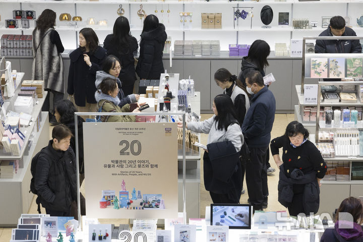 [서울=뉴시스] 김근수 기자 = 국립중앙박물관이 올해 연간 관람객 600만 명을 돌파한 11일 서울 용산구 국립중앙박물관에서 관람객들이 기념품샵을 둘러보고 있다. 2025.12.11. ks@newsis.com