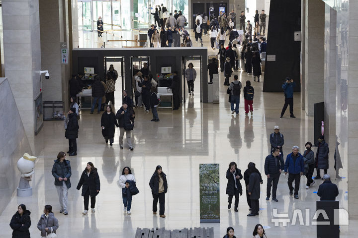 [서울=뉴시스] 김근수 기자 = 국립중앙박물관이 올해 연간 관람객 600만 명을 돌파한 11일 서울 용산구 국립중앙박물관에서 관람객들이 전시장을 둘러보고 있다. 2025.12.11. ks@newsis.com