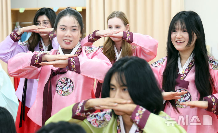  [부산=뉴시스] 하경민 기자 = 동서대학교 외국어교육원 한국어연수과정에 참가한 외국인 학생들이 11일 부산 동래구 충렬사 안락서원 교육회관에서 한복을 곱게 차려입고 전통예절을 배우고 있다. 이 대학 한국어연수과정에 참가한 32개국의 학생 530여 명은 내년 1월30일까지 총 12차례에 걸쳐 안락서원에서 전통예절교육 등을 체험한다. 2025.12.11. yulnetphoto@newsis.com