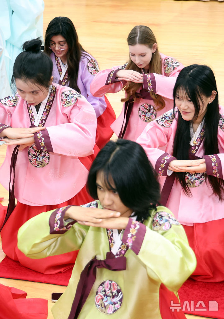  [부산=뉴시스] 하경민 기자 = 동서대학교 외국어교육원 한국어연수과정에 참가한 외국인 학생들이 11일 부산 동래구 충렬사 안락서원 교육회관에서 한복을 곱게 차려입고 전통예절을 배우고 있다. 이 대학 한국어연수과정에 참가한 32개국의 학생 530여 명은 내년 1월30일까지 총 12차례에 걸쳐 안락서원에서 전통예절교육 등을 체험한다. 2025.12.11. yulnetphoto@newsis.com