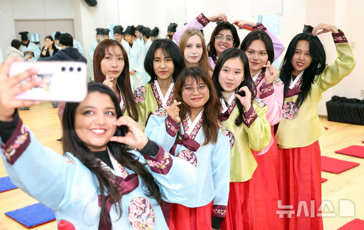  [부산=뉴시스] 하경민 기자 = 동서대학교 외국어교육원 한국어연수과정에 참가한 외국인 학생들이 11일 부산 동래구 충렬사 안락서원 교육회관에서 한복을 곱게 차려입고 기념사진을 찍고 있다. 이 대학 한국어연수과정에 참가한 32개국의 학생 530여 명은 내년 1월30일까지 총 12차례에 걸쳐 안락서원에서 전통예절교육 등을 체험한다. 2025.12.11. yulnetphoto@newsis.com