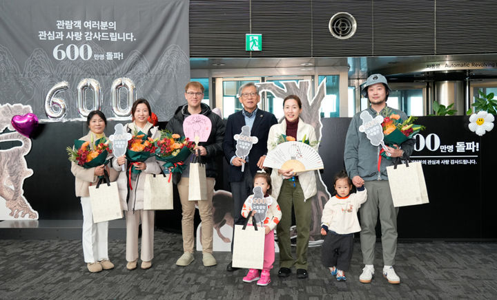 [서울=뉴시스] 유홍준 국립중앙박물관 관장이 11일 서울 용산구 국립중앙박물관에서 열린 '국립중앙박물관 관람객 600만 명 돌파 기념행사'에서 600만 번째 관람객과 기념촬영 하고 있다. (사진=국립중앙박물관 제공) 2025.12.11. photo@newsis.com *재판매 및 DB 금지
