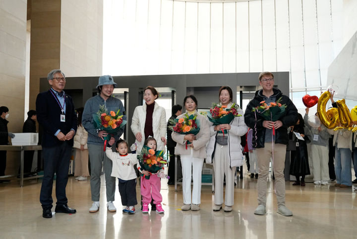 [서울=뉴시스] 유홍준 국립중앙박물관 관장이 11일 서울 용산구 국립중앙박물관에서 열린 '국립중앙박물관 관람객 600만 명 돌파 기념행사'에서 600만 번째 관람객과 기념촬영 하고 있다. (사진=국립중앙박물관 제공) 2025.12.11. photo@newsis.com *재판매 및 DB 금지