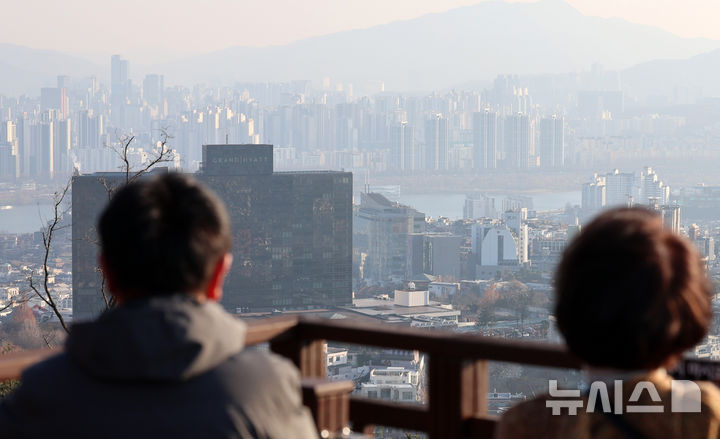 [서울=뉴시스] 이영환 기자 = 11일 오후 서울 시내의 아파트가 보이고 있다. 2025.12.11. 20hwan@newsis.com