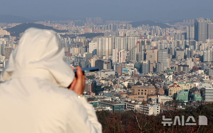 [서울=뉴시스] 이영환 기자 = 11일 오후 서울 시내의 아파트가 보이고 있다. 2025.12.11. 20hwan@newsis.com