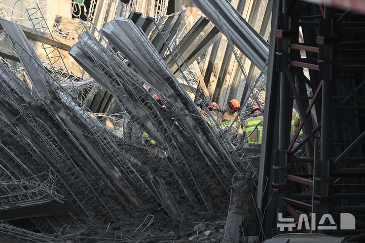 [광주=뉴시스] 이영주 기자 = 소방 당국이 11일 오후 광주 서구 치평동 광주대표도서관 건설 도중 난 콘크리트 타설 작업 중 구조물 붕괴 사고 현장에서 잔해물에 매몰된 것으로 추정되는 작업자들을 수색 구조하고 있다. 2025.12.11. leeyj2578@newsis.com