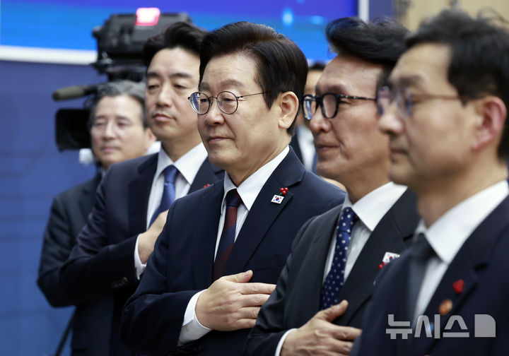 [세종=뉴시스] 최동준 기자 = 이재명 대통령이 11일 세종시 정부세종컨벤션센터에서 열린 '희망찬 농업·농촌, 모두가 행복하게 일하는 나라' 농림축산식품부(농촌진흥청·산림청)-고용노동부 업무보고에서 참석자들과 국민의례를 하고 있다. 2025.12.11. photocdj@newsis.com