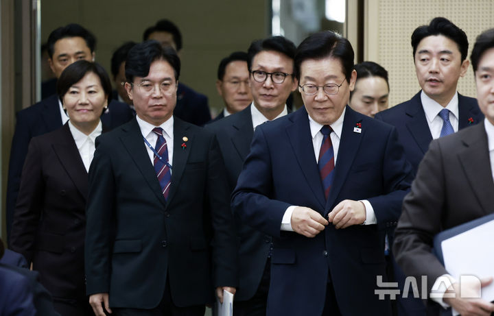 [세종=뉴시스] 최동준 기자 = 이재명 대통령이 11일 세종시 정부세종컨벤션센터에서 열린 '희망찬 농업·농촌, 모두가 행복하게 일하는 나라' 농림축산식품부(농촌진흥청·산림청)-고용노동부 업무보고에 입장하고 있다. 2025.12.11. photocdj@newsis.com