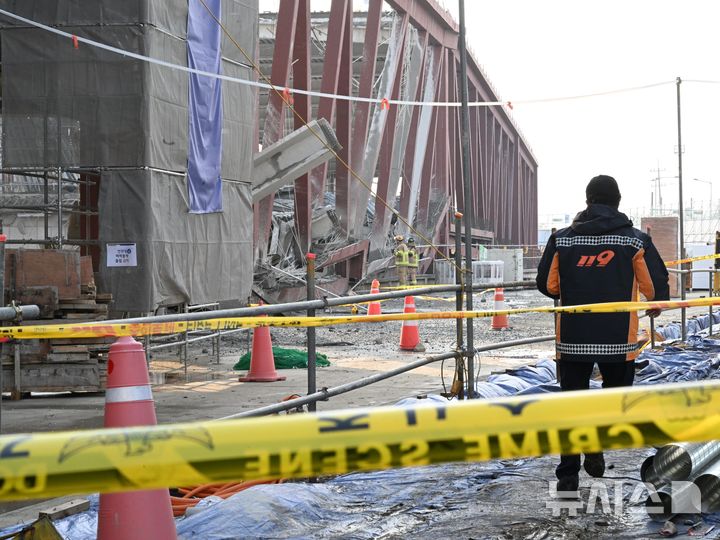 [광주=뉴시스] 이현행 기자 = 11일 오후 광주 서구 치평동 광주대표도서관 건설 현장에서 콘크리트 타설 작업 중 구조물 붕괴 사고가 나 소방 당국이 매몰된 것으로 추정되는 작업자를 구조 하고 있다. 2025.12.11. lhh@newsis.com