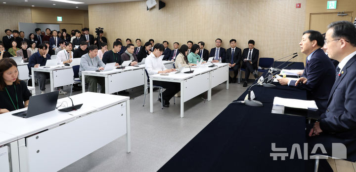 [세종=뉴시스] 강종민 기자 = 구윤철 부총리 겸 기획재정부 장관이 11일 세종시 정부세종청사에서 2026년 기재부 업무보고 주요 내용을 발표하고 있다. 2025.12.11. ppkjm@newsis.com