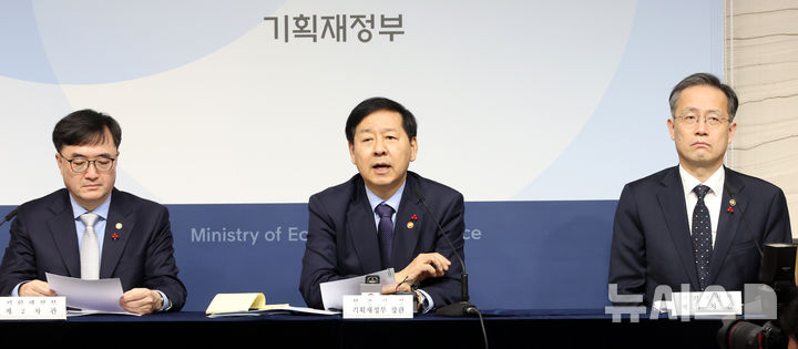 [세종=뉴시스] 강종민 기자 = 구윤철 부총리 겸 기획재정부 장관이 11일 세종시 정부세종청사에서 2026년 기재부 업무보고 주요 내용을 발표하고 있다. 2025.12.11. ppkjm@newsis.com