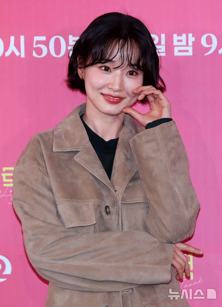 [서울=뉴시스] 김혜진 기자 = 배우 방효린이 11일 오후 서울 영등포구 CGV영등포에서 열린 KBS2 단막프로젝트 '러브: 트랙' 기자간담회에서 포즈를 취하고 있다. 2025.12.11. jini@newsis.com