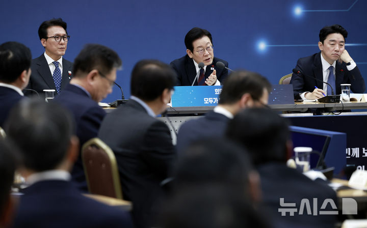 [세종=뉴시스] 최동준 기자 = 이재명 대통령이 11일 세종시 정부세종컨벤션센터에서 열린 '희망찬 농업·농촌, 모두가 행복하게 일하는 나라' 농림축산식품부(농촌진흥청·산림청)-고용노동부 업무보고에서 발언하고 있다. 2025.12.11. photocdj@newsis.com