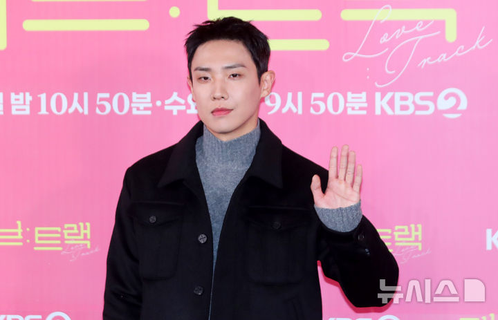 [서울=뉴시스] 김혜진 기자 = 배우 이준이 11일 오후 서울 영등포구 CGV영등포에서 열린 KBS2 단막프로젝트 '러브: 트랙' 기자간담회에서 포즈를 취하고 있다. 2025.12.11. jini@newsis.com