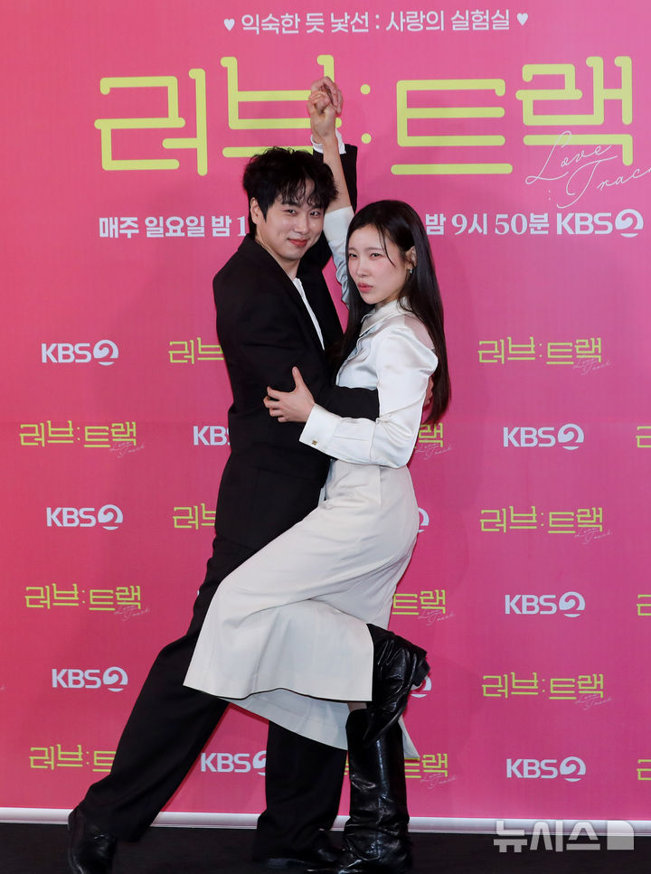 [서울=뉴시스] 김혜진 기자 = 배우 문동혁(왼쪽), 김아영이 11일 오후 서울 영등포구 CGV영등포에서 열린 KBS2 단막프로젝트 '러브: 트랙' 기자간담회에서 포즈를 취하고 있다. 2025.12.11. jini@newsis.com