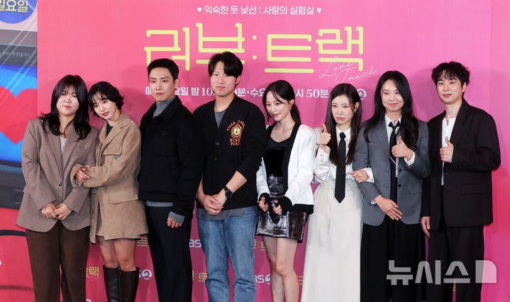 [서울=뉴시스] 김혜진 기자 = 이영서 감독(왼쪽부터), 배우 방효린, 이준, 정광수 감독, 배윤경, 김아영, 배은헤 감독, 문동혁이 11일 오후 서울 영등포구 CGV영등포에서 열린 KBS2 단막프로젝트 '러브: 트랙' 기자간담회에서 포즈를 취하고 있다. 2025.12.11. jini@newsis.com