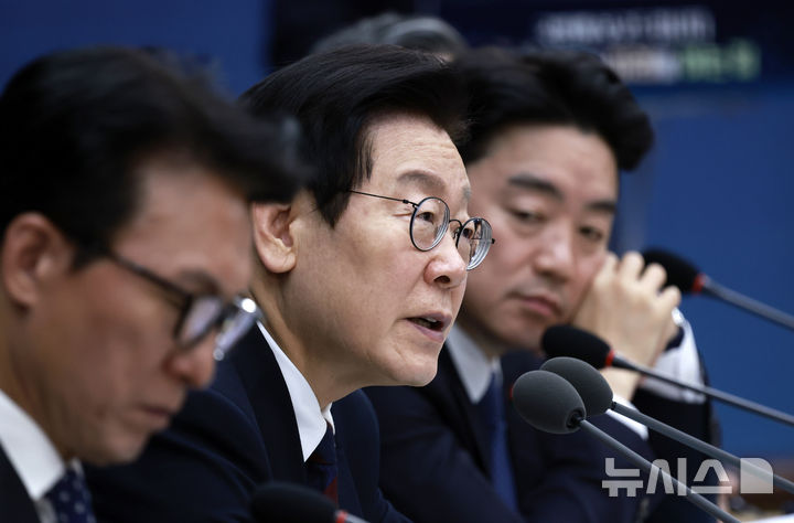 [세종=뉴시스] 최동준 기자 = 이재명 대통령이 11일 세종시 정부세종컨벤션센터에서 열린 '희망찬 농업·농촌, 모두가 행복하게 일하는 나라' 농림축산식품부(농촌진흥청·산림청)-고용노동부 업무보고에서 발언하고 있다. 2025.12.11. photocdj@newsis.com