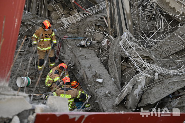 [광주=뉴시스] 이영주 기자 = 소방 당국이 11일 오후 광주 서구 치평동 광주대표도서관 건설 도중 난 콘크리트 타설 작업 중 구조물 붕괴 사고 현장에서 잔해물에 매몰된 것으로 추정되는 작업자들을 수색 구조하고 있다. 2025.12.11. leeyj2578@newsis.com