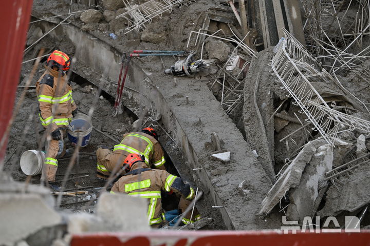 [광주=뉴시스] 이영주 기자 = 소방 당국이 11일 오후 광주 서구 치평동 광주대표도서관 건설 도중 난 콘크리트 타설 작업 중 구조물 붕괴 사고 현장에서 잔해물에 매몰된 것으로 추정되는 작업자들을 수색 구조하고 있다. 2025.12.11. leeyj2578@newsis.com