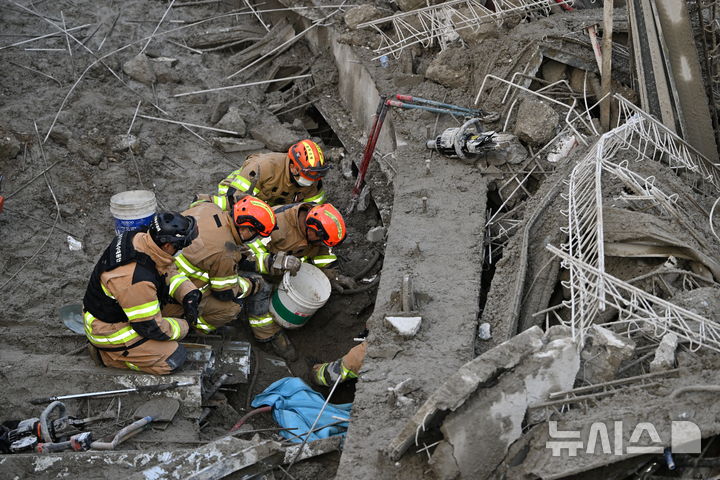 [광주=뉴시스] 이영주 기자 = 소방 당국이 11일 오후 광주 서구 치평동 광주대표도서관 건설 도중 난 콘크리트 타설 작업 중 구조물 붕괴 사고 현장에서 잔해물에 매몰된 것으로 추정되는 작업자들을 수색 구조하고 있다. 2025.12.11. leeyj2578@newsis.com