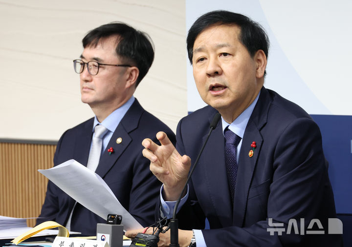 [세종=뉴시스] 강종민 기자 = 구윤철 부총리 겸 기획재정부 장관이 11일 세종시 정부세종청사에서 2026년 기재부 업무보고 주요 내용을 발표하고 있다. 2025.12.11. ppkjm@newsis.com