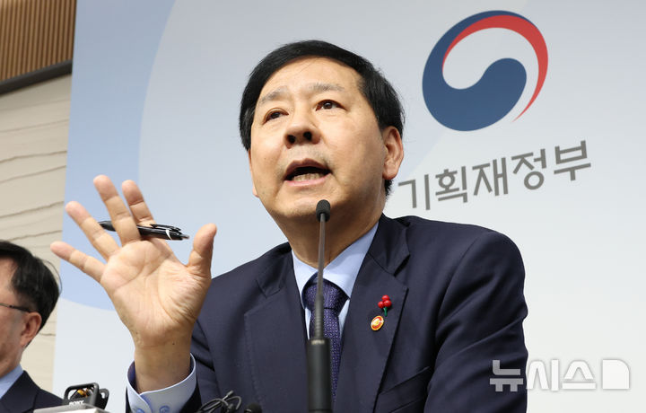 [세종=뉴시스] 강종민 기자 = 구윤철 경제부총리 겸 기획재정부 장관이 11일 세종시 정부세종청사에서 2026년 기재부 업무보고 주요 내용을 발표하고 있다. 2025.12.11. ppkjm@newsis.com