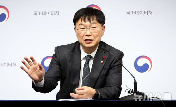 [세종=뉴시스] 강종민 기자 = 안형준 국가데이터처장이 11일 세종시 정부세종청사에서 2026년 국가데이터처 업무보고 주요 내용을 발표하고 있다. 2025.12.11. ppkjm@newsis.com