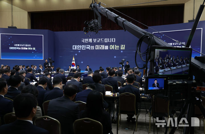 [세종=뉴시스] 최동준 기자 = 이재명 대통령이 11일 세종시 정부세종컨벤션센터에서 열린 '희망찬 농업·농촌, 모두가 행복하게 일하는 나라' 농림축산식품부(농촌진흥청·산림청)-고용노동부 업무보고에서 발언하고 있다. 2025.12.11. photocdj@newsis.com